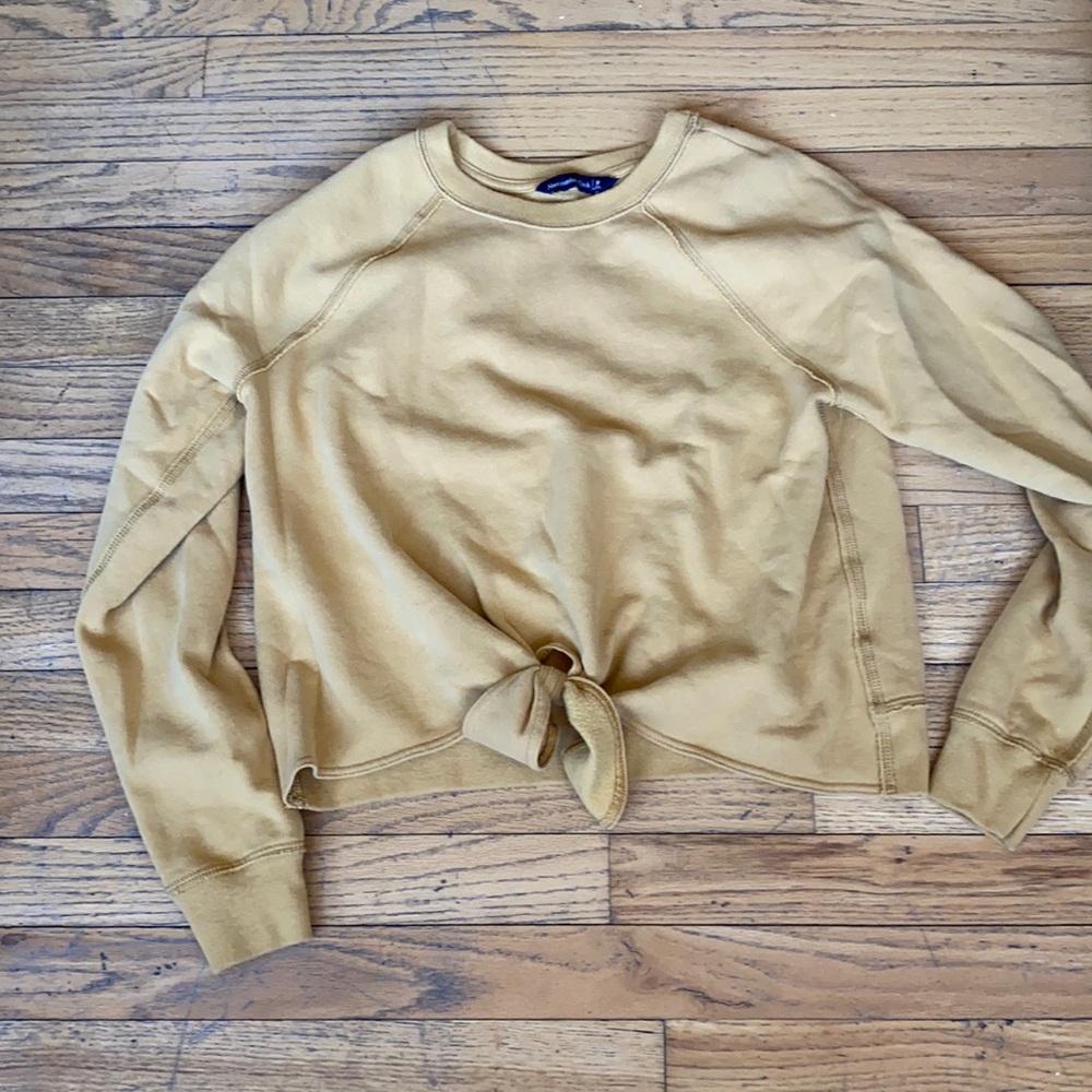 Crewneck with tie at bottom.